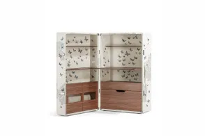 Isidoro Ultime Notizie Drinks Cabinet | Fornasetti Poltrona Frau - 1