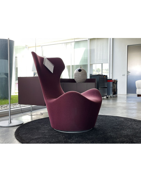 Grande Papilio Armchair in purple (Expo Offer)