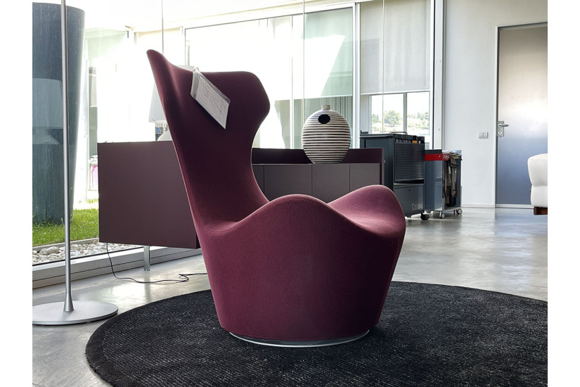 Grande Papilio Armchair in purple (Expo Offer)